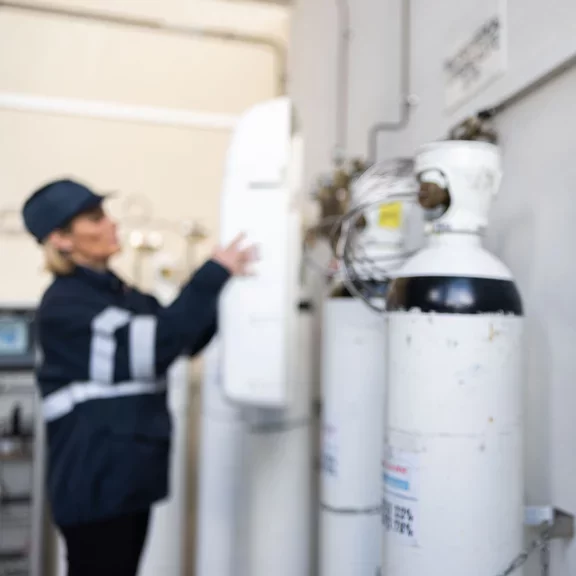 Une technicienne contrôlant le système de distribution des gaz médicaux